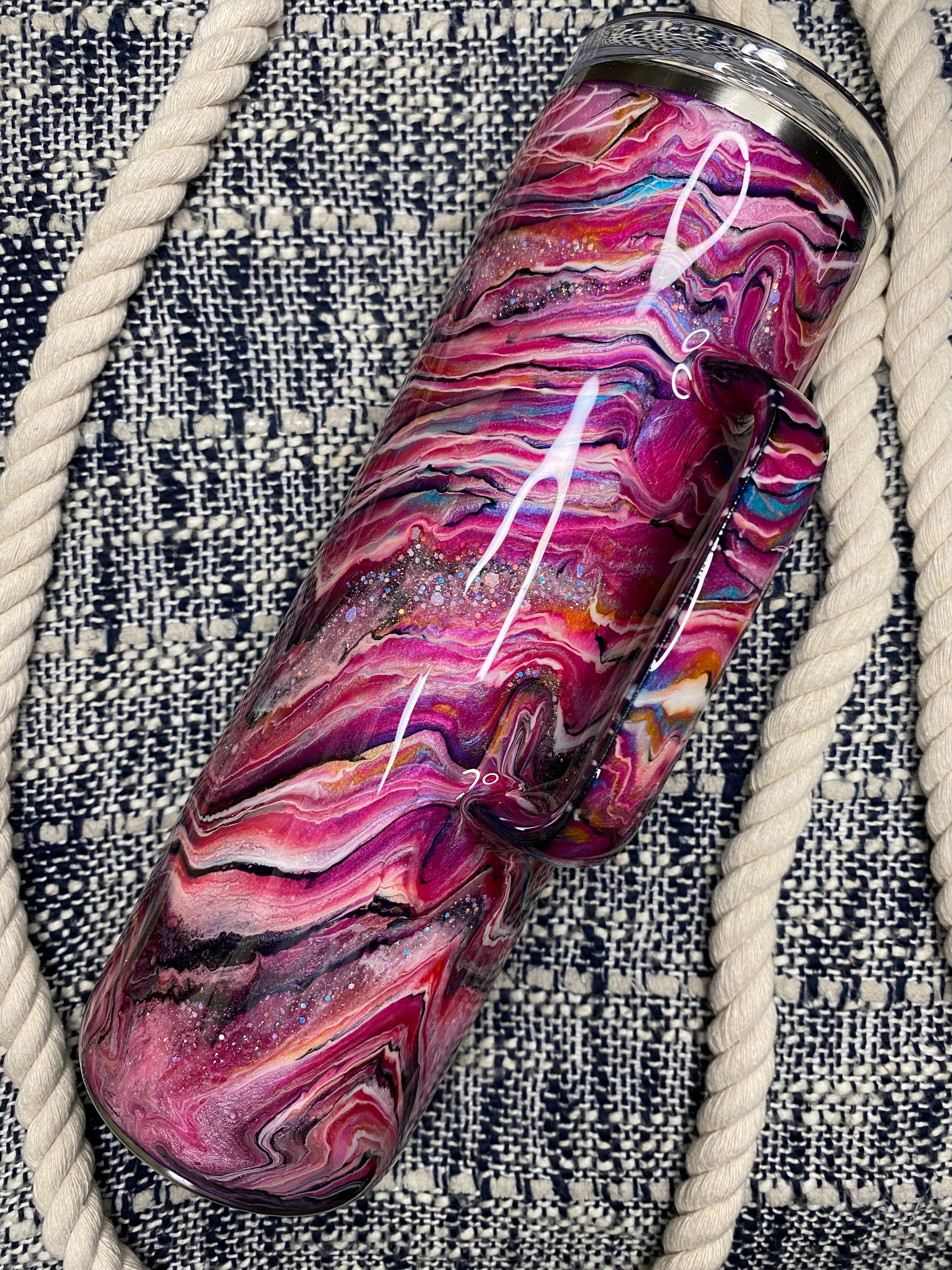 37. 30 oz. Straight Skinny Hoggdle (PINK & MORE Blurred Lines)