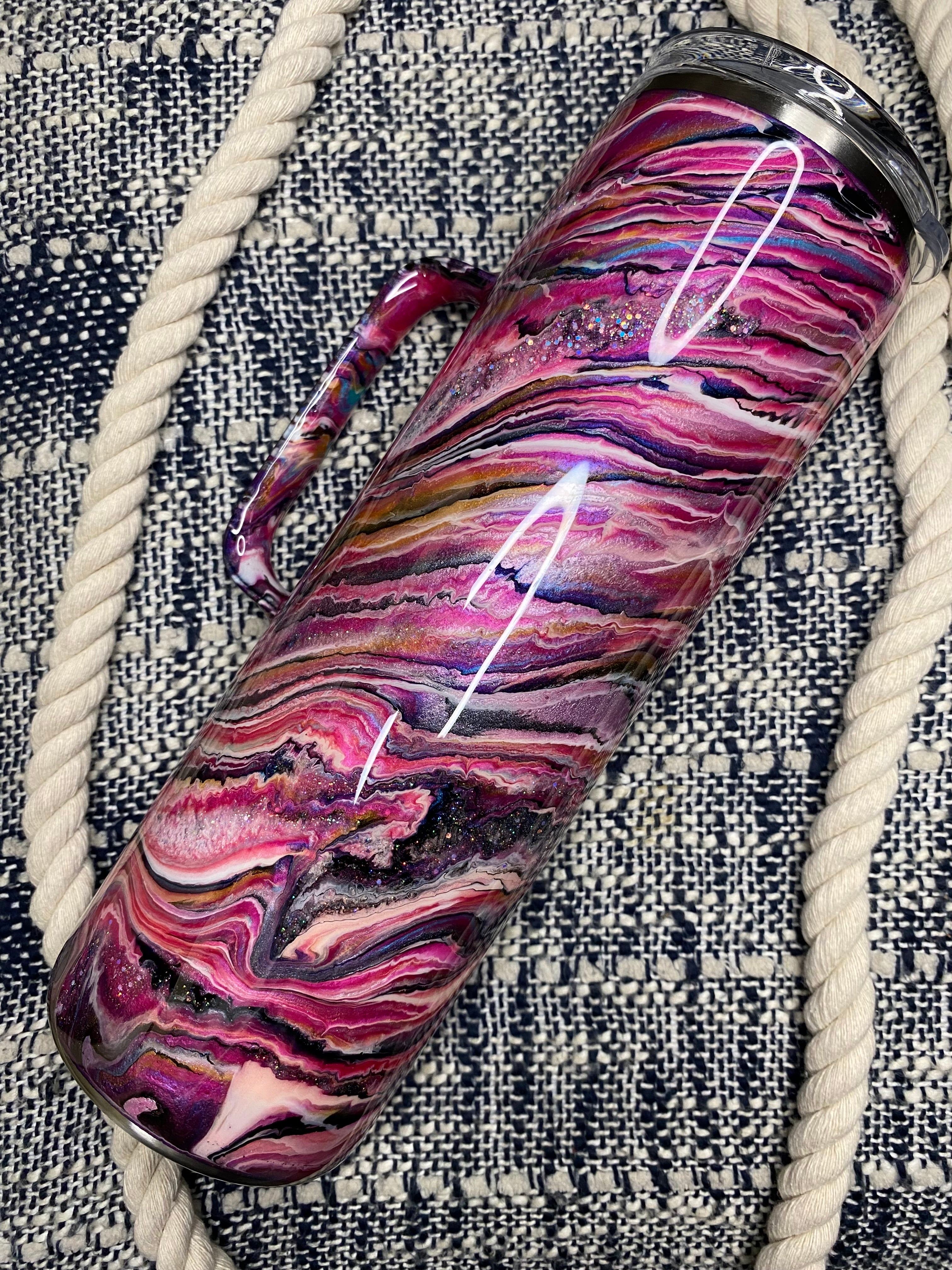 37. 30 oz. Straight Skinny Hoggdle (PINK & MORE Blurred Lines)